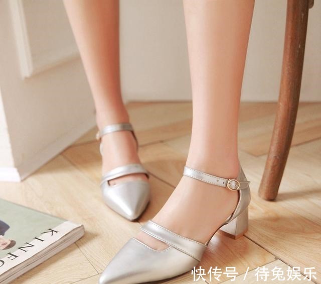 一字扣 时下最流行的几款凉鞋，时尚不俗气，轻松搭出时尚范