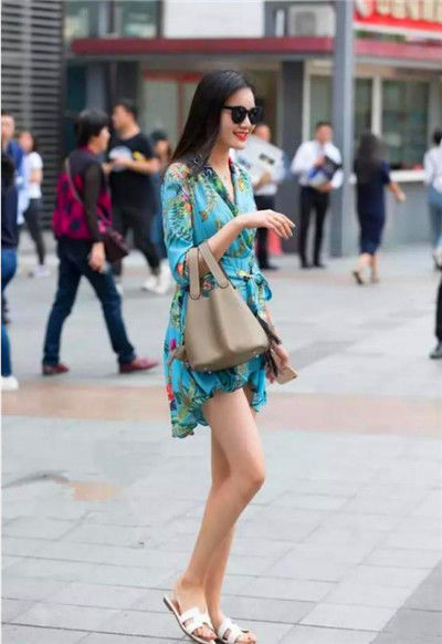 时尚|街拍高挑美女穿时尚套装短裤,秀出大长腿,戴着墨镜气场十足