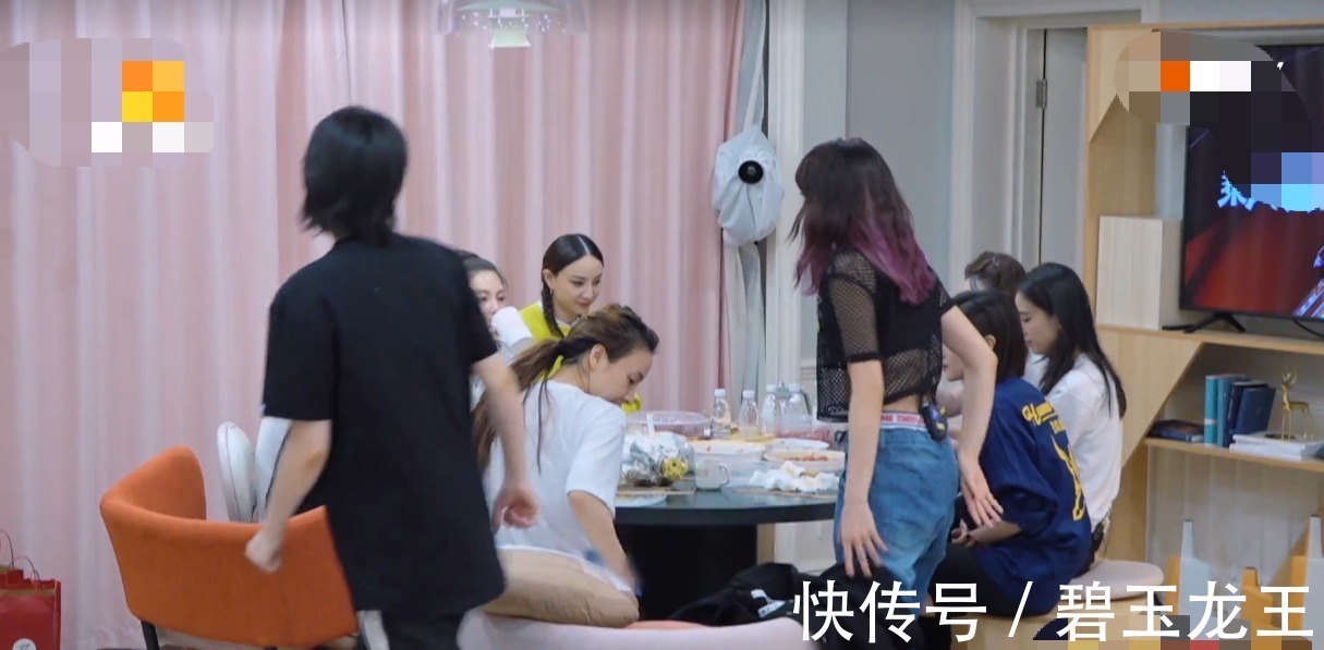 李斯丹妮绕了一圈坐到张雨绮旁边,孟佳看不下去,一句话真相了