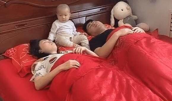 宝妈|一家三口睡觉走红:爸妈装疯卖傻,好一对“戏精”,宝宝一脸茫然