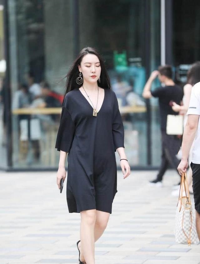 展现|简单大方的裙装,清爽唯美的感觉,很显青春活力的气质