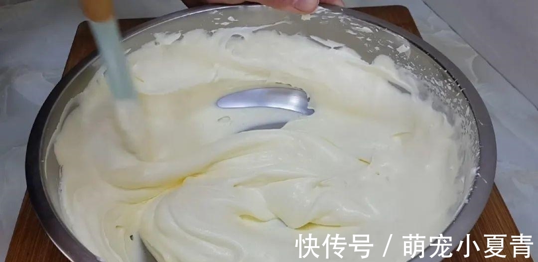 4个鸡蛋，1袋牛奶，冰箱里一放，做出特色雪花，吃过就念念不忘