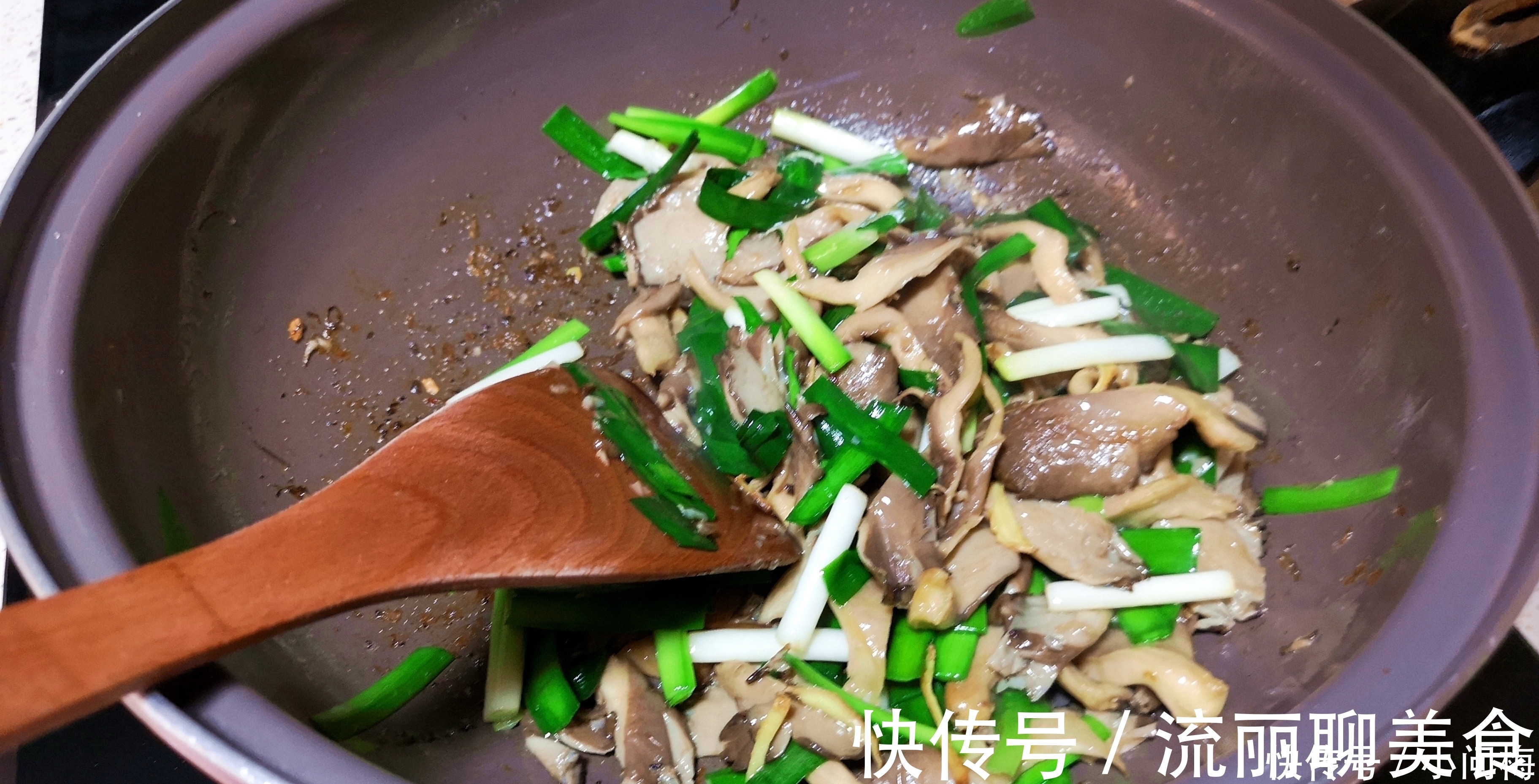 韭菜|蘑菇好吃有秘诀,要不要焯水是关键,不少大厨都这么做,太香了