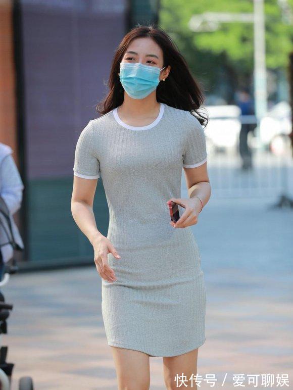 女孩子们|修身灰色针织长裙,显示出符合季节的流行感,安逸舒适,备受瞩目