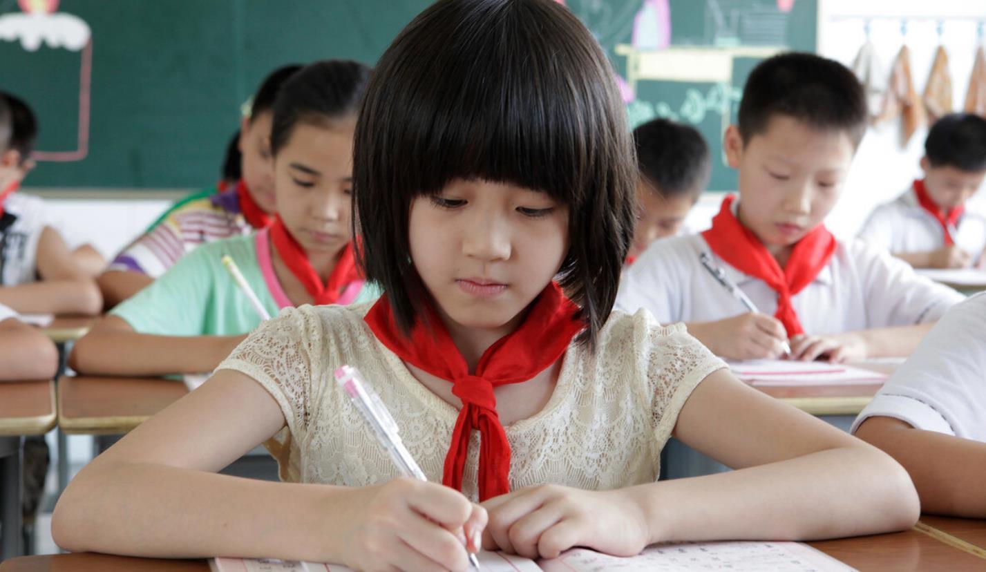 老师|9岁男孩写出“打印体”,老师看后自愧不如,网友:王羲之转世