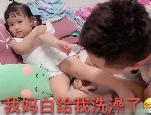 哄娃|“女儿奴奶爸”哄娃:一个嫌弃得不行,一个又爱得不行!