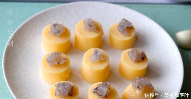 年夜饭,餐桌上多添一道菜,蒸一蒸就好,无油也无盐,孩子很爱吃