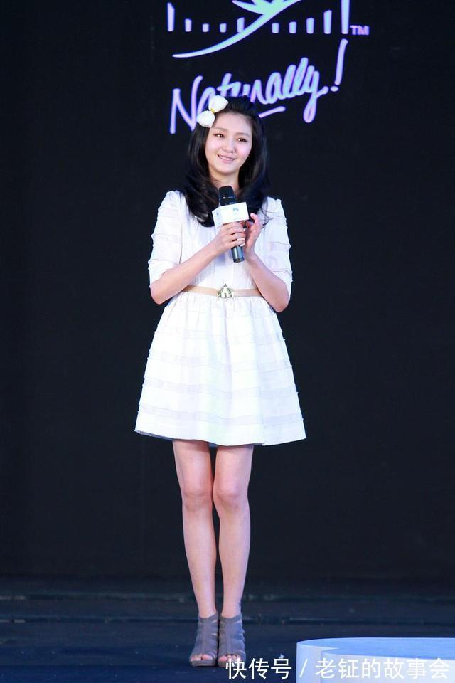 一字领 大S生娃后终于“扮嫩”成功,粉色一字肩连衣裙好少女,年轻20岁