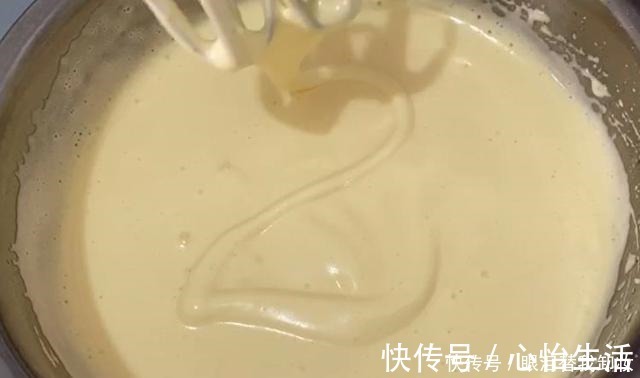 想吃|想吃无水蛋糕不要去买了!4个鸡蛋在家就能做,配方简单还好吃