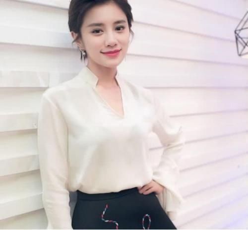 主持人 她因为念错三个字被赶下台,曾经风生水起,如今毫无资源