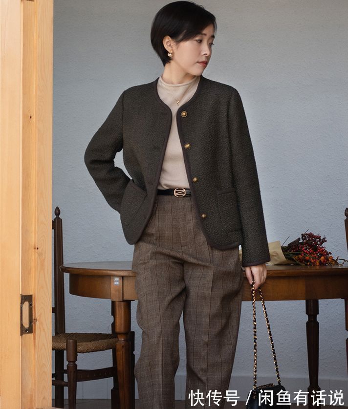 女人 女人到了中年,都该拥有一件“小香风外套”,搭裙子裤子都显气质
