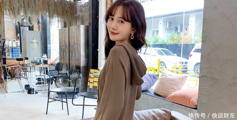 单调的半身裙就不要穿了,当下正流行的连衣裙,俏皮又减龄