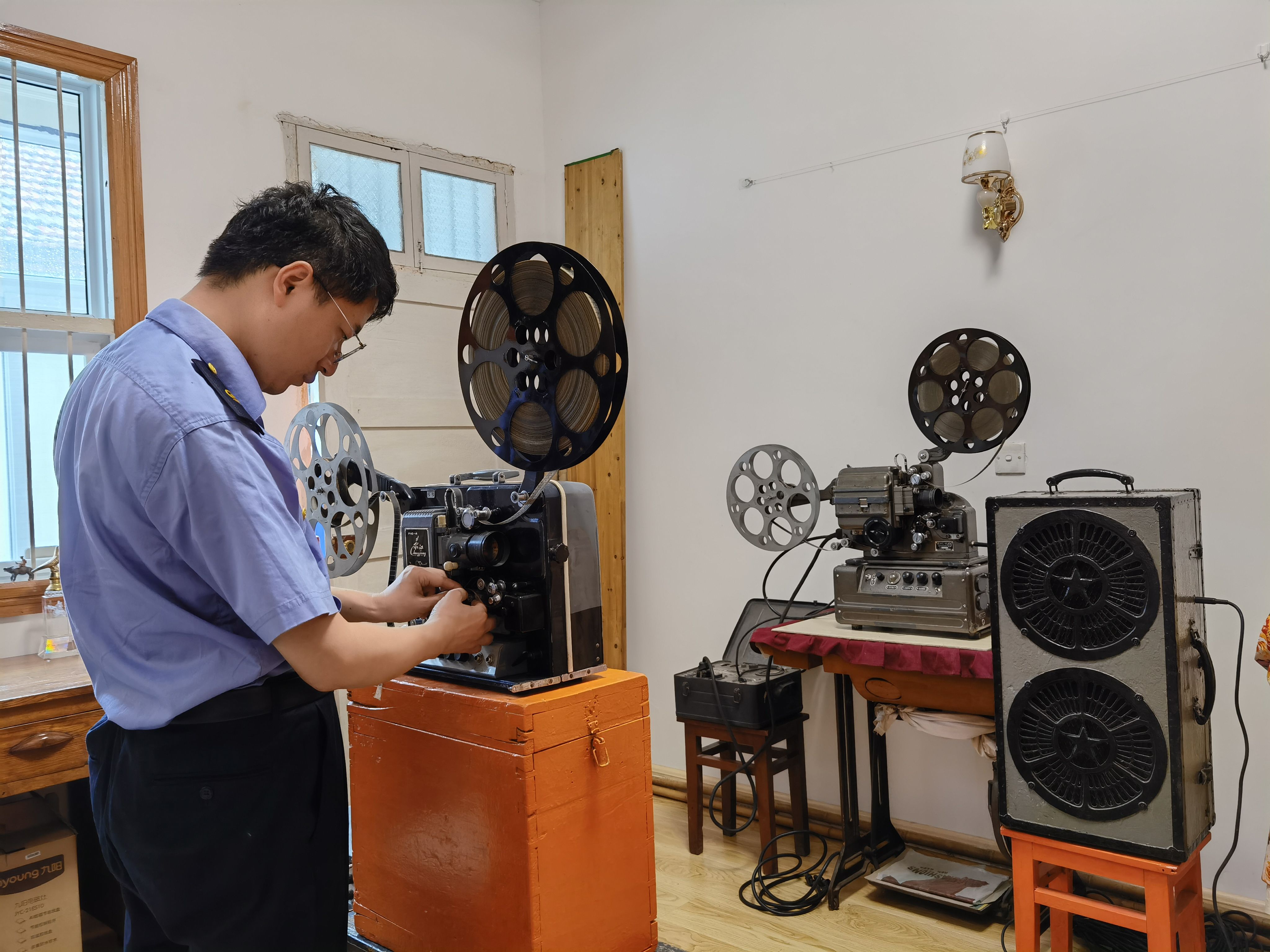 民间|民间收藏家和他的微型“胶片电影院”