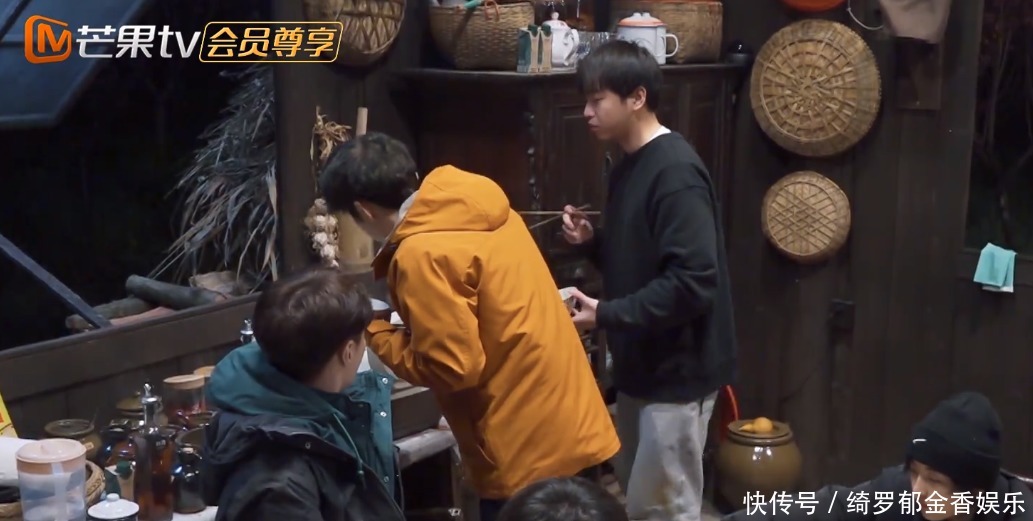 自律|这才叫自律！面对美食，彭昱畅吃了4碗半米饭，张艺兴半碗！