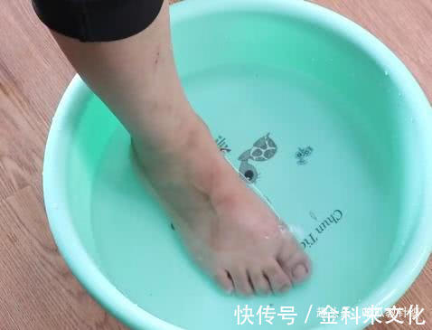 小苏打抹脚上,没想到用处厉害,现在了解还不晚