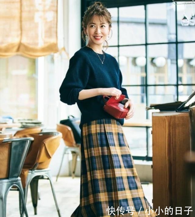 拘束性 奔四奔五的时髦女人，都喜欢用针织衫搭配，减龄百搭又显气质！