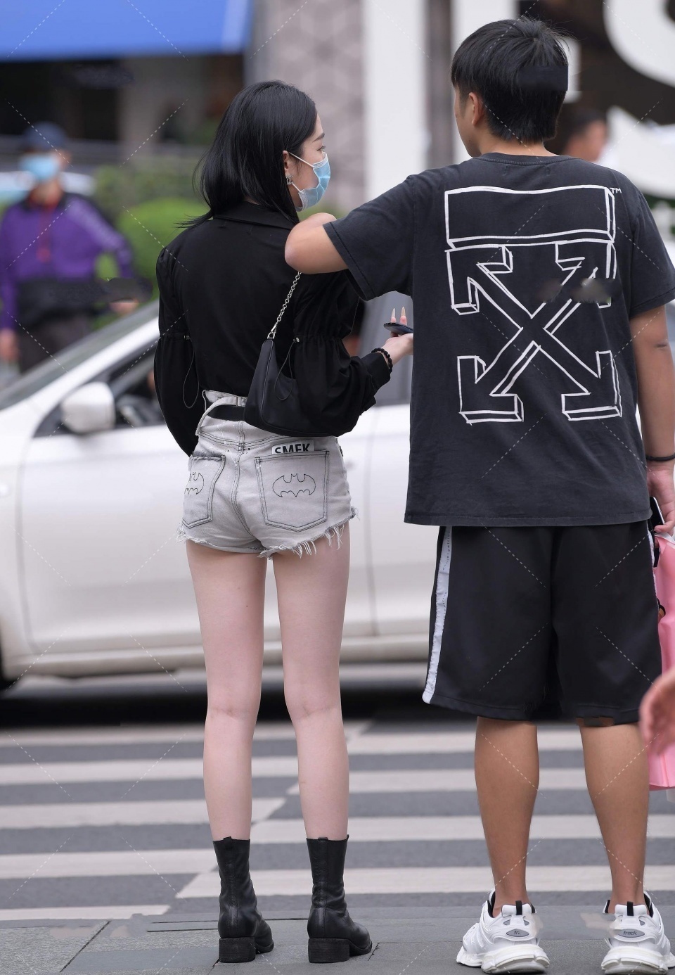 老家|美女街拍：穿着很华丽的北方女孩，单纯和减龄的结合，很想把她带回老家看看