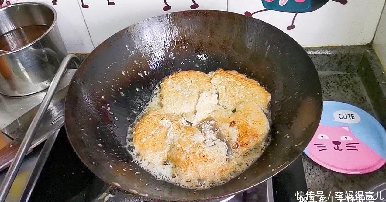 鱼杂火锅的做法，鱼籽入口即化，鱼泡爽滑脆口，味道很正宗