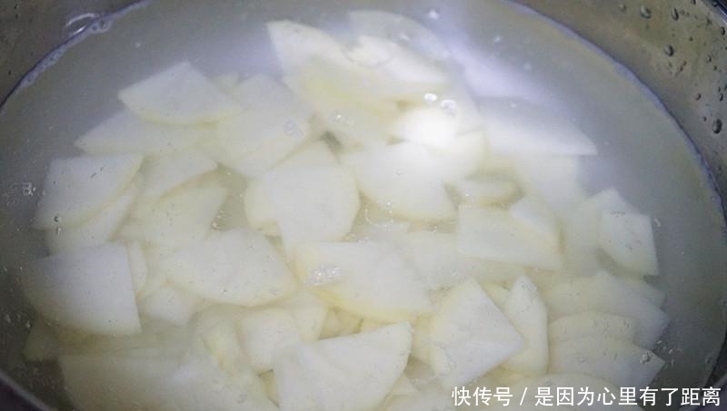 老干妈土豆片,颜色红润十分诱人,一看就有食欲,吃了就停不下