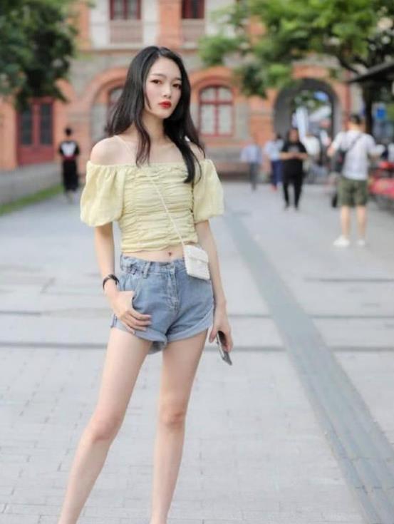 高跟鞋|长发披肩的小姐姐,身穿时髦连衣裙,尽显时尚魅力女人味