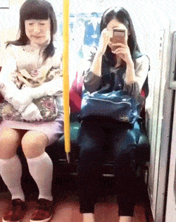 |搞笑GIF趣图:今天在地铁上遇到的,谁有40米的大刀借我用