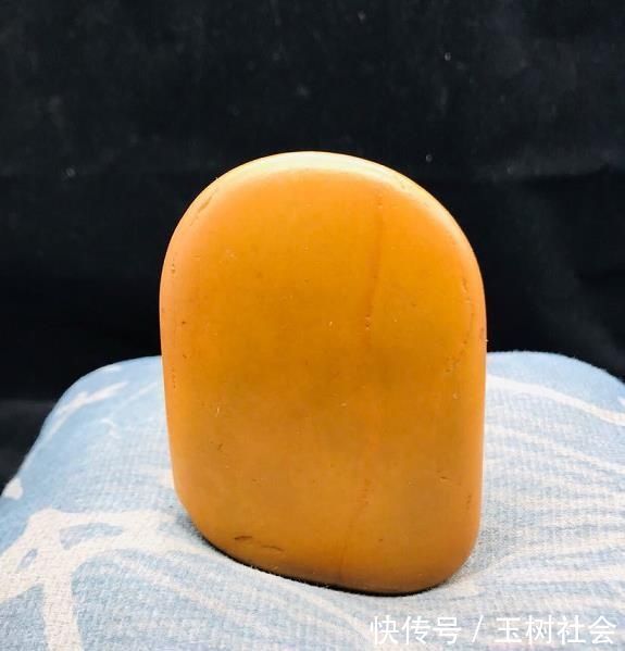 籽料#大自然奇石是珍贵的艺术品,质朴与美丽共存,形状颜色怪异价值高