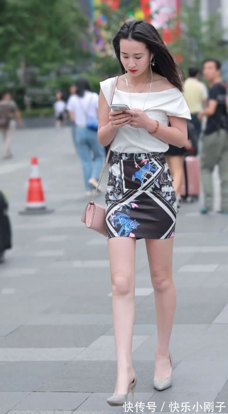 穿搭 小姐姐身穿印花半身裙，搭配白色翻领短袖，很有时尚气质
