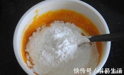 做南瓜饼只加糯米粉教你一招，多加这两样，软糯香甜超好吃