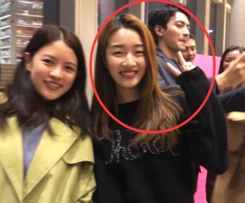 聚餐|《心动的信号》结束后聚餐，女四被男嘉宾包围，姚沐希却坐在角落