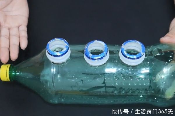 大号的塑料瓶我从来不扔，切几刀放在卫生间，全家人都要抢着用！