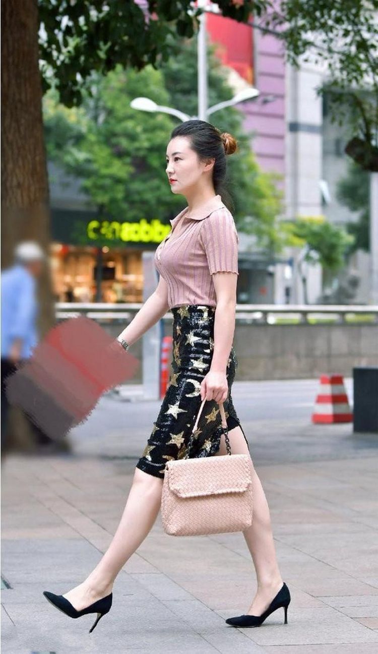 小姐姐|街拍：身材微胖的小姐姐，身穿百褶一字肩紧身裙，超显知性的魅力
