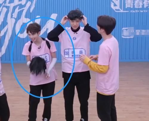 梁森|看惯了梁森光头造型,当他随意套上假发,十七梓渝的反应好真实