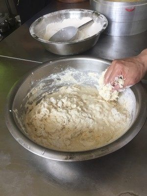 味道|卖了十几年鸡蛋饼的爷爷，做的饼又香又嫩，特好吃，味道堪称一绝