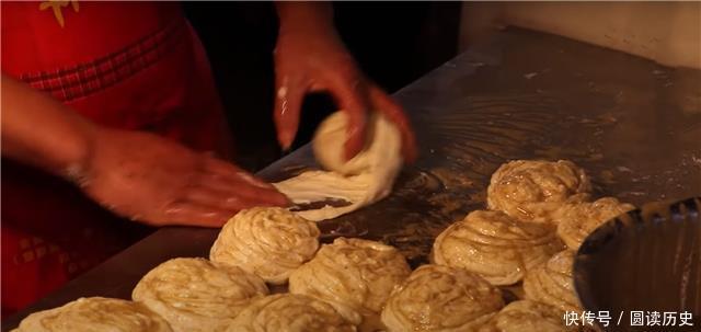 食客|夫妻街头卖“手工”小吃,1元一个供不应求,食客:每天卖断货!