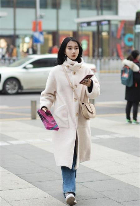 散发出|气质的街拍清纯迷人的美女,散发出时尚风情