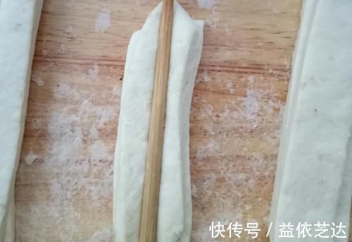 配方|教你家庭版健康油条的配方做法,不用泡打粉,蓬松酥脆,个个空心