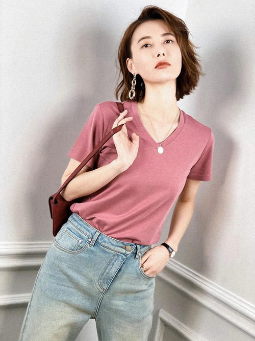 T恤简约不简单！不同款式呈现的风格不同，如何选择有技巧