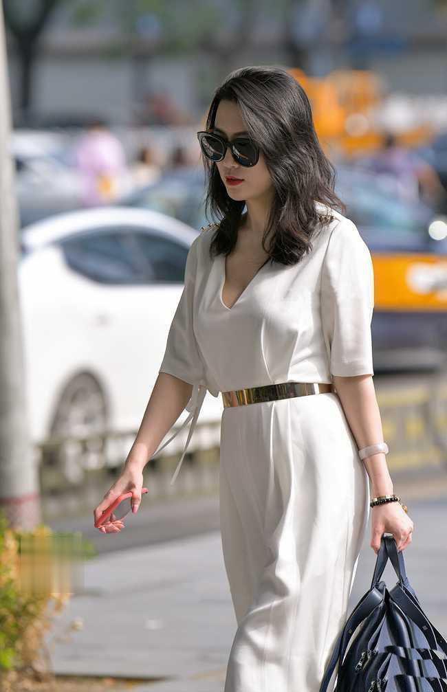 街拍|街拍还嫌弃白色裤子不耐看都穿十几年了,如焕然一新吧