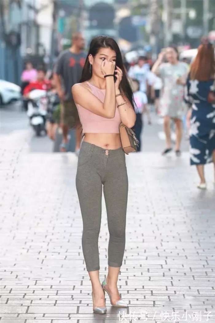 高挑 清新脱俗的瑜伽裤美女,身姿优美,尽显曼妙的高挑身材!