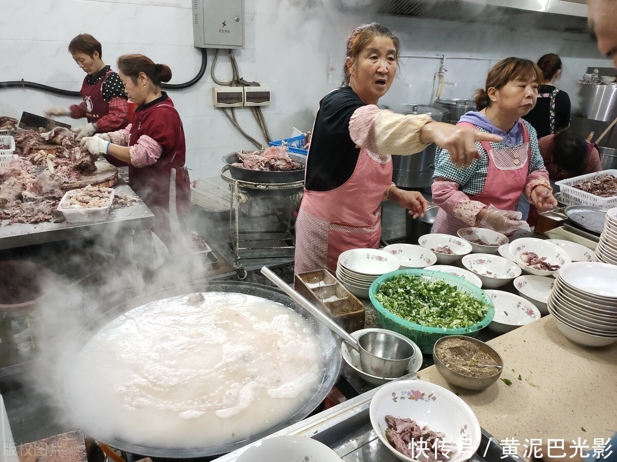  祖传一锅老汤：河南农村1家羊汤馆每天卖30只羊3千个饼子