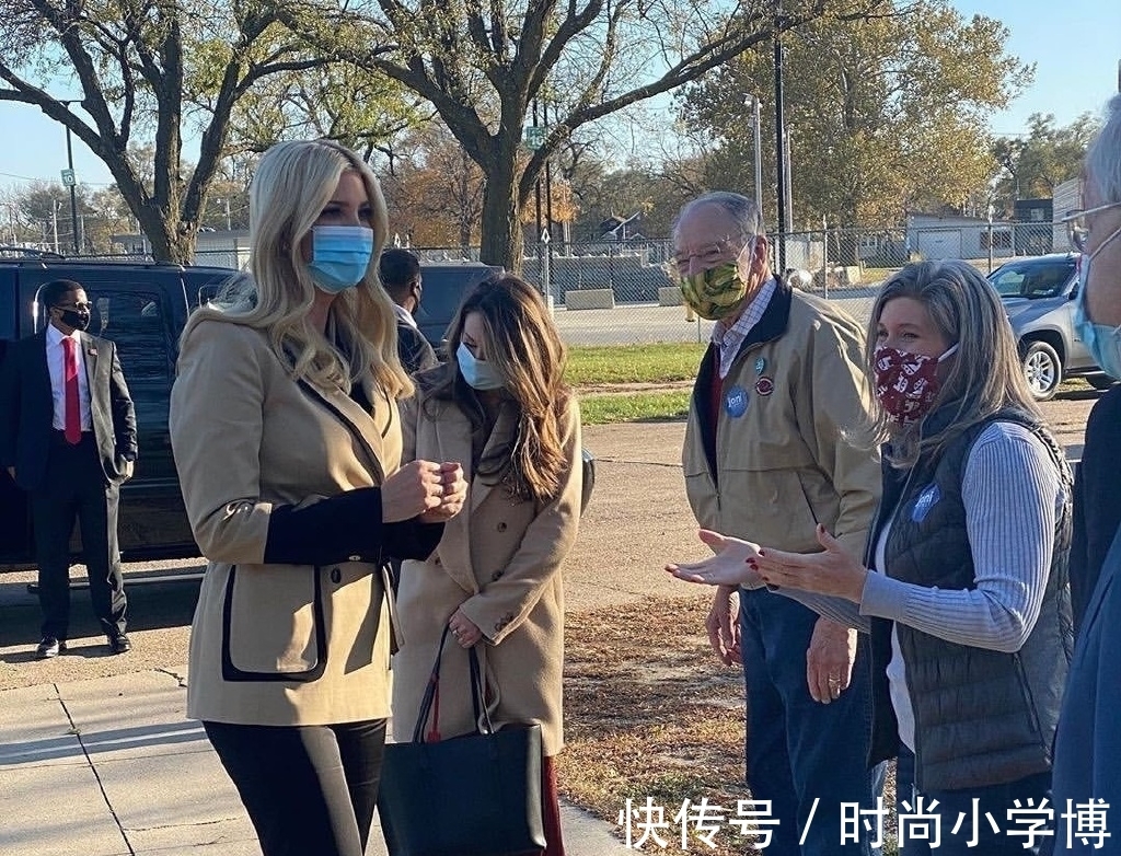 御寒 伊万卡穿外套御寒,衣服上用绳子打个蝴蝶结,窈窕曲线真有模特感