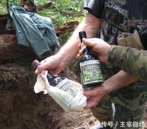 小伙和爷爷给果园松土，挖出一个铁箱子，里面的东西竟完好无损