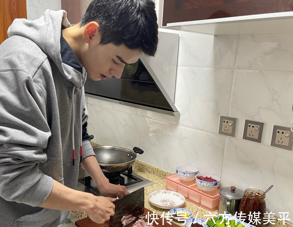 节目|《中餐厅5》定档,龚俊为节目跟爸爸学做藤椒鱼,还自称话痨担当