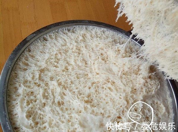 发面时，万万不可只加酵母！多加3样，9分钟溢盆，馒头又香又软
