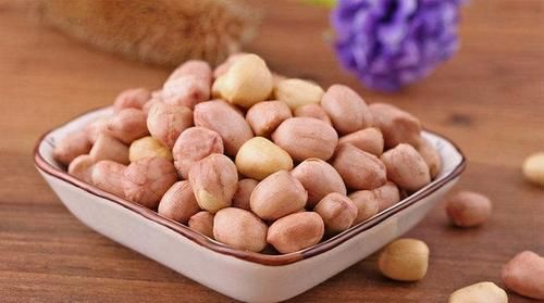 花生米中加1个鸡蛋，吃一次就忘不了，做法简单，年夜饭必备