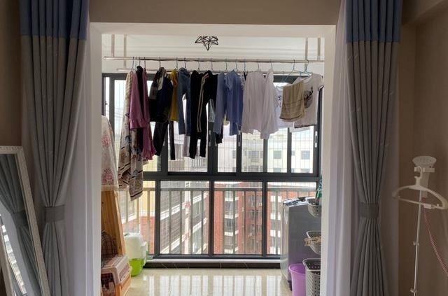 装修|越来越多人不做吊顶，不做电视墙，看看她家装修，简约又漂亮