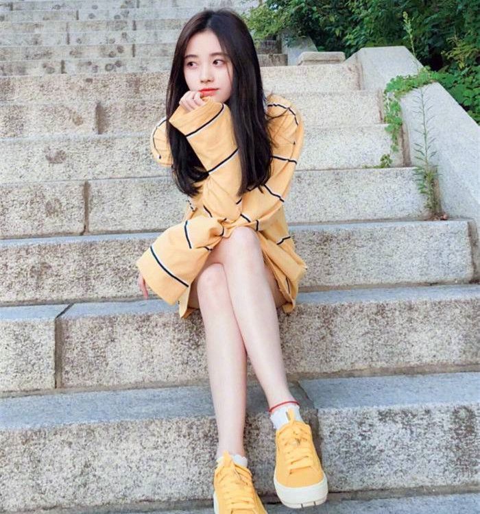 气质美女 身材高挑的气质美女,短袖搭配牛仔裤,潇洒大气显风姿