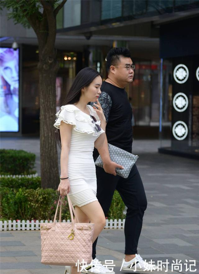 时尚的姑娘|街拍:紧身连衣短裙, 横条纹非常有层次感, 搭配尖头细跟鞋, 增加气质