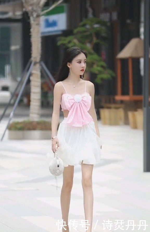 甜美|街拍:粉红蝴蝶结甜心公主,少女气质尽显,可爱穿搭超甜美