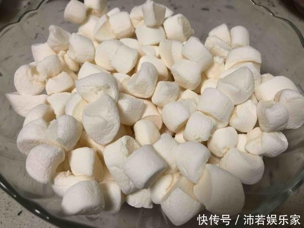 网红雪花酥了解一下!又香又脆,几分钟就能学会,过年串门就带它